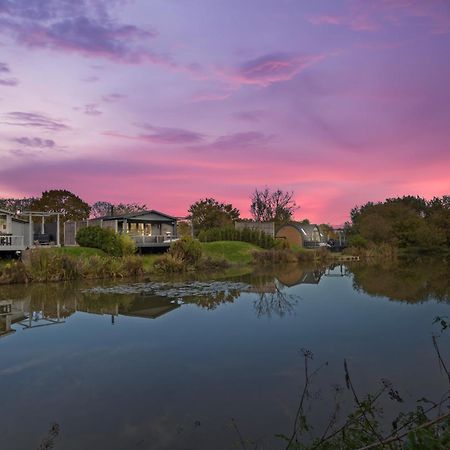Choller Lake Lodges - Primrose Cabin With Private Hot Tub Arundel Bagian luar foto