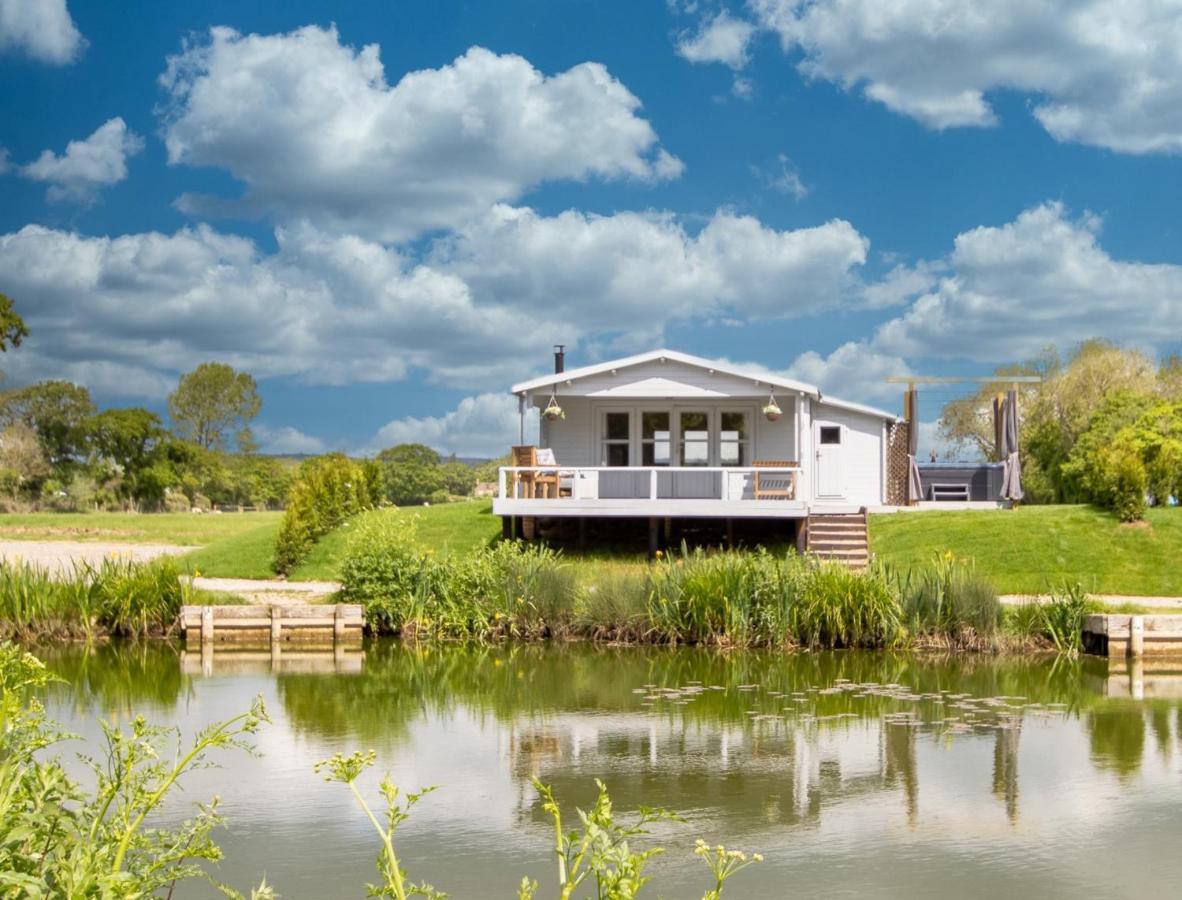 Choller Lake Lodges - Primrose Cabin With Private Hot Tub Arundel Bagian luar foto