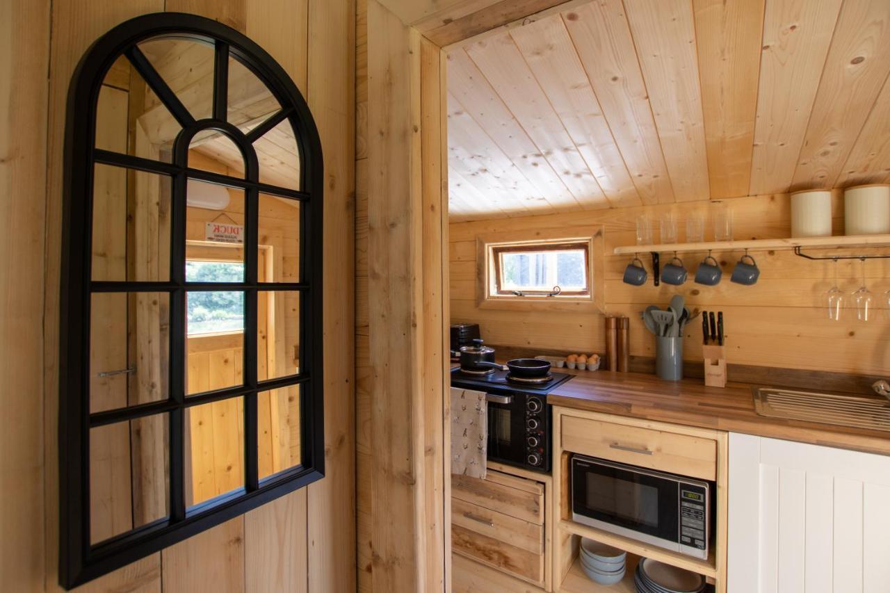Choller Lake Lodges - Primrose Cabin With Private Hot Tub Arundel Bagian luar foto
