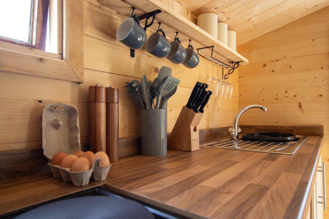 Choller Lake Lodges - Primrose Cabin With Private Hot Tub Arundel Bagian luar foto
