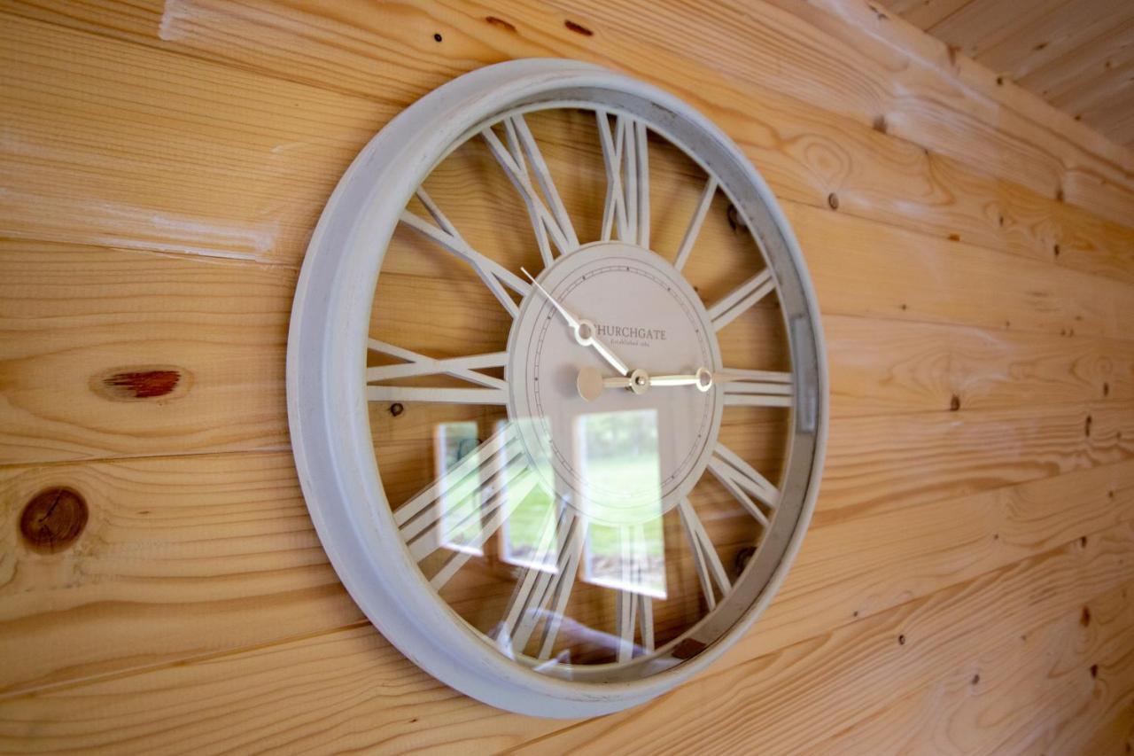 Choller Lake Lodges - Primrose Cabin With Private Hot Tub Arundel Bagian luar foto
