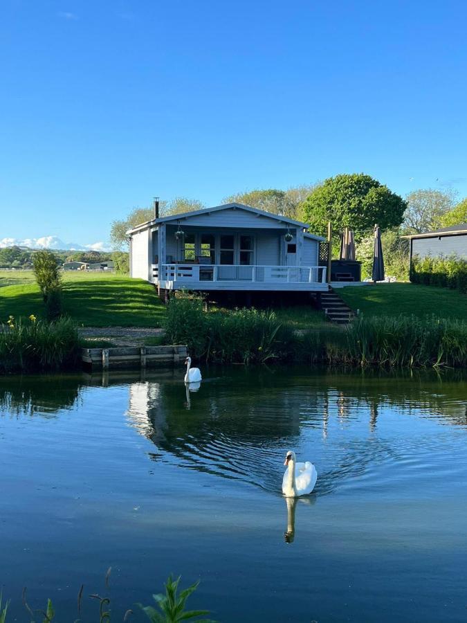 Choller Lake Lodges - Primrose Cabin With Private Hot Tub Arundel Bagian luar foto
