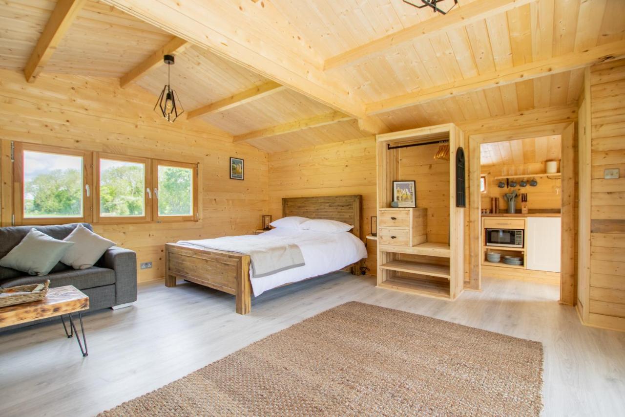 Choller Lake Lodges - Primrose Cabin With Private Hot Tub Arundel Bagian luar foto