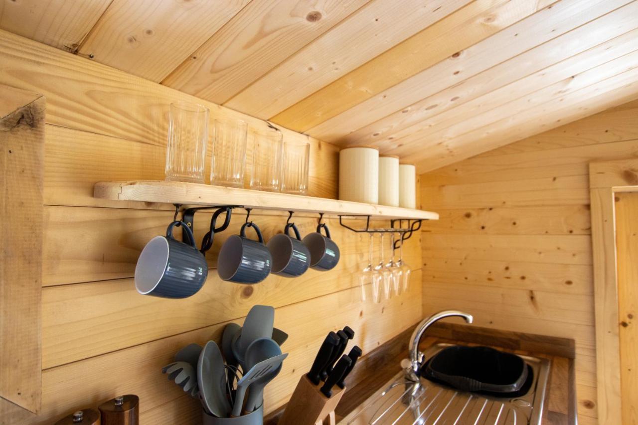 Choller Lake Lodges - Primrose Cabin With Private Hot Tub Arundel Bagian luar foto