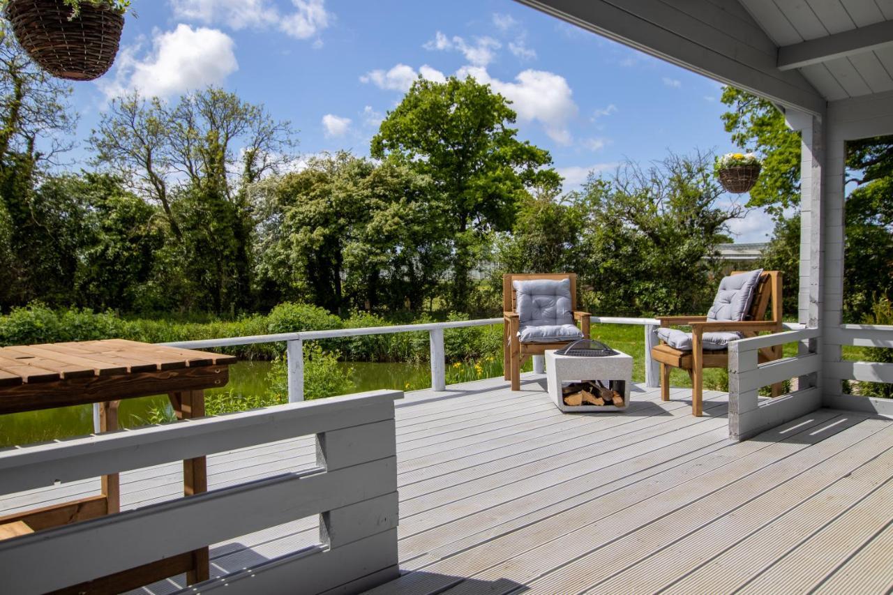Choller Lake Lodges - Primrose Cabin With Private Hot Tub Arundel Bagian luar foto