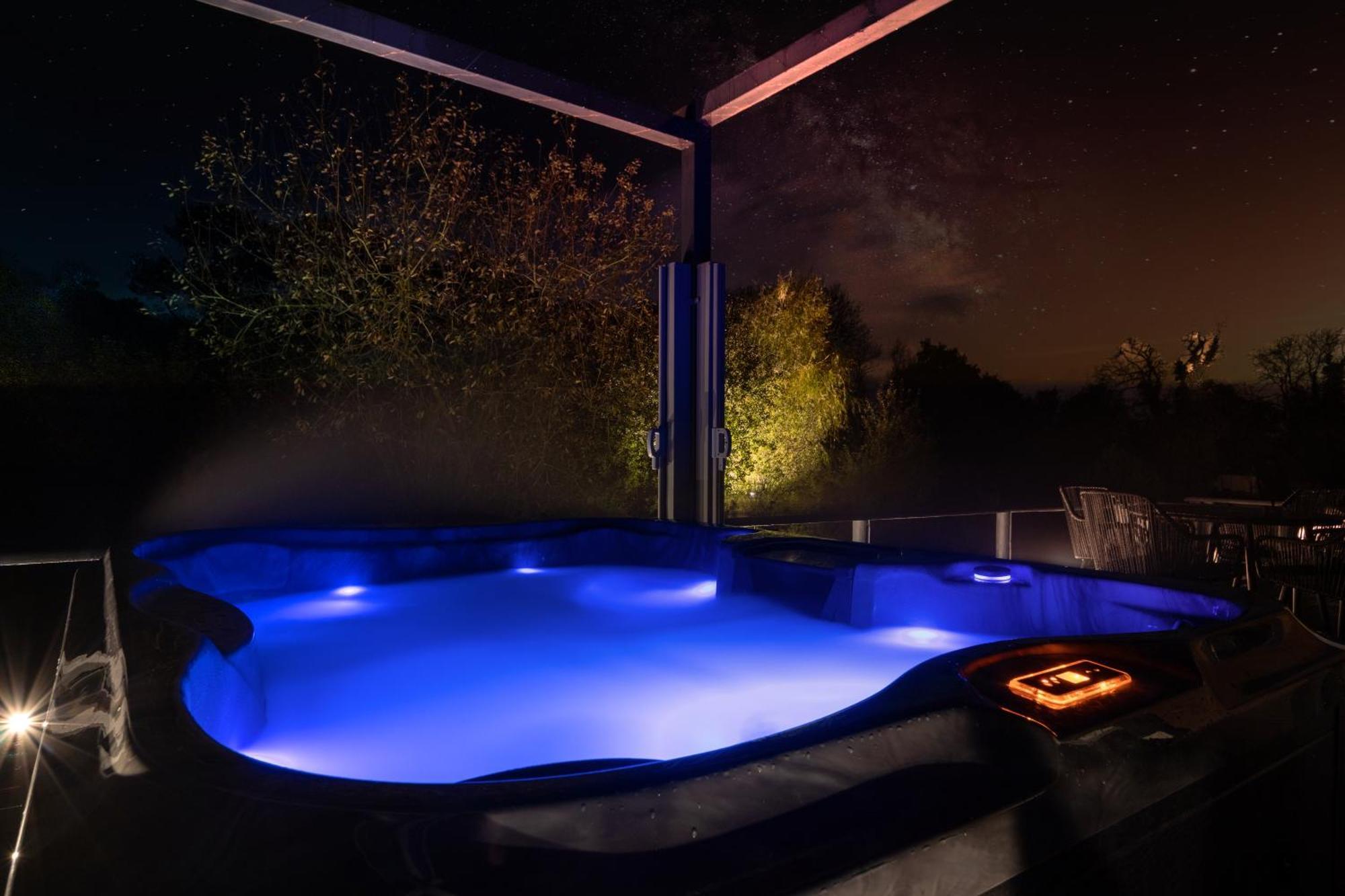 Choller Lake Lodges - Primrose Cabin With Private Hot Tub Arundel Bagian luar foto